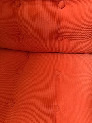 Poltrona arancione in velluto a coste