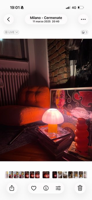 Poltrona arancione in velluto a coste