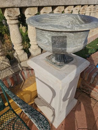 Pedestal de piedra para maceta