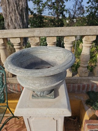 Pedestal de piedra para maceta