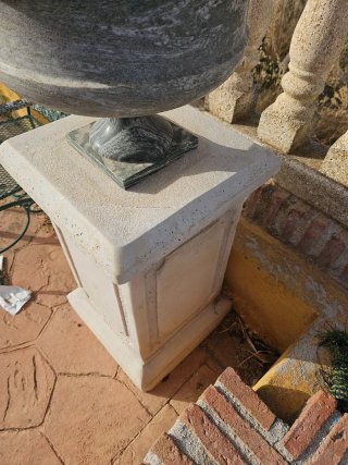 Pedestal de piedra para maceta
