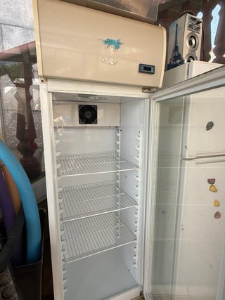 / Nevera expositora con puerta de cristal