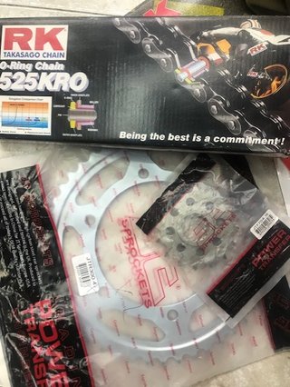 Kit Transmisión RK 525KRO Cadena y Piñones