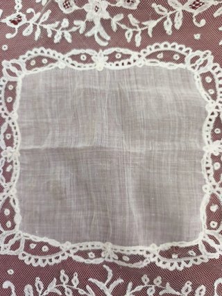 Pañuelo antiguo bordado a mano.