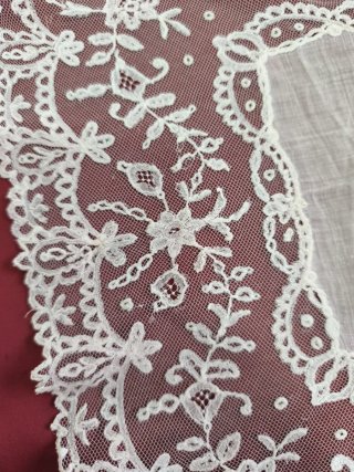 Pañuelo antiguo bordado a mano.
