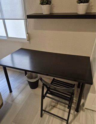 Escritorio negro y silla plegable