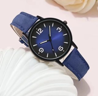 Elegante reloj azul con correa negra