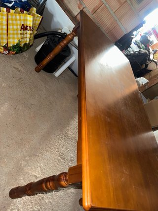 Mesa de salón de madera
