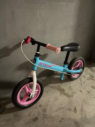 Bici sin pedales Btwin azul y rosa