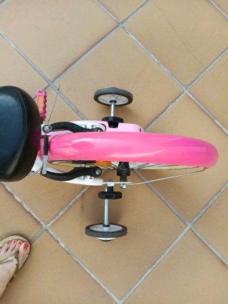 Bici infantil rosa con ruedines