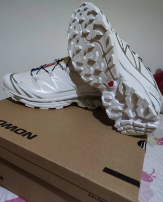 Zapatillas Salomon Blancas y Plateadas