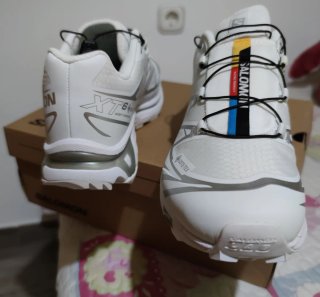 Zapatillas Salomon Blancas y Plateadas
