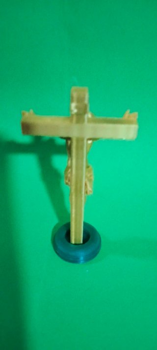 Crucifijo Dorado con Base Verde