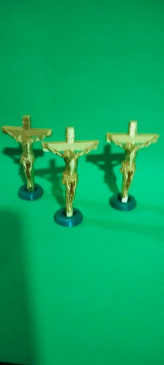 Crucifijo Dorado con Base Verde