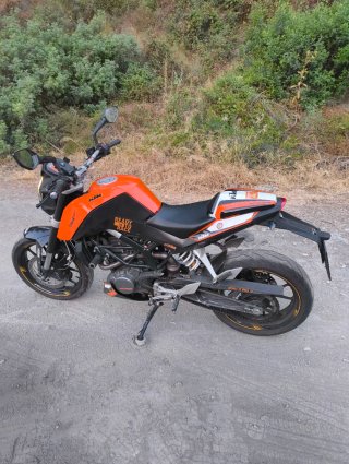 KTM Duke 125 Naranja y Negra