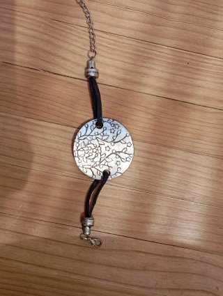 Pulsera de plata con diseño floral
