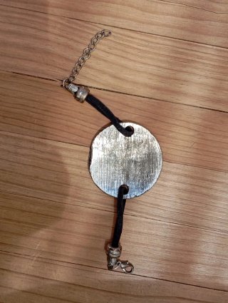 Pulsera de plata con diseño floral