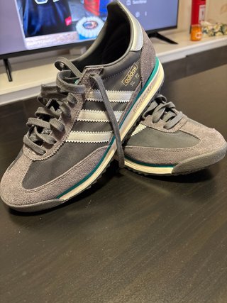 Adidas Sneakers Grises y Blancas