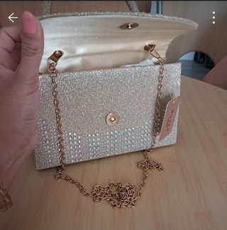 Bolso de fiesta dorado con pedrería