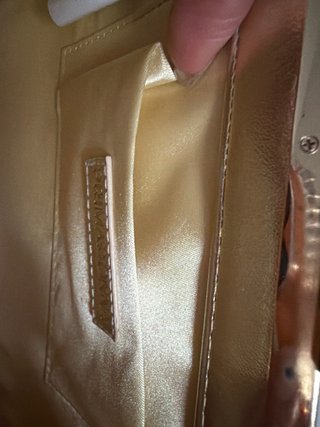 Bolso de mano dorado con cadena