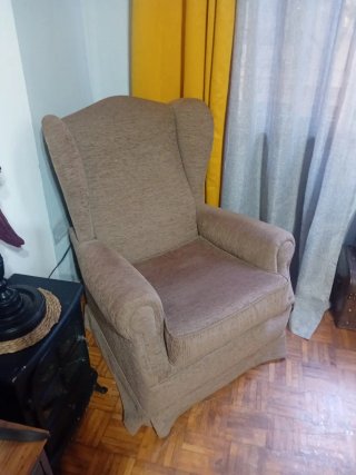 Butaca orejera de tela marrón