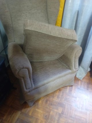 Butaca orejera de tela marrón