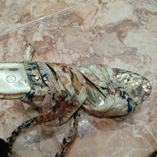 Zapatos de tacón con lazo y pedrería
