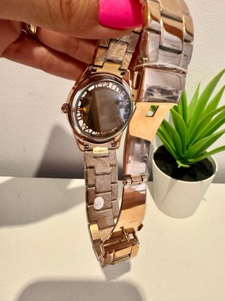 Reloj de cuarzo de acero dorado rosado