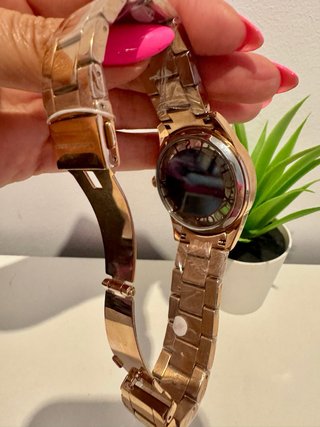Reloj de cuarzo de acero dorado rosado