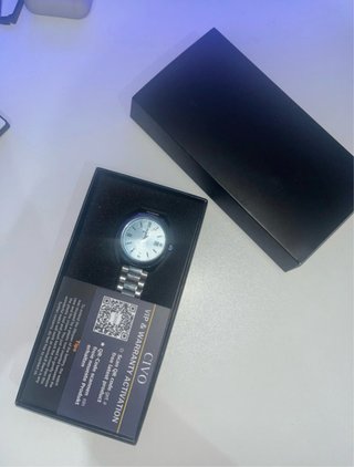 Reloj de pulsera plateado