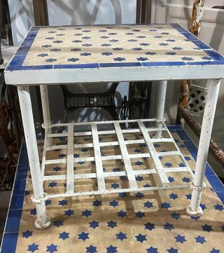 Mesa auxiliar cerámica y metal