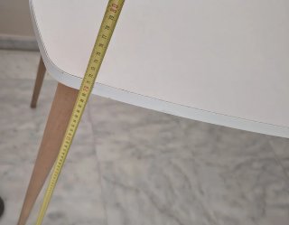 Mesa blanca con patas de madera