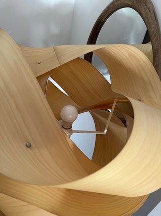 Lámpara de pie de madera natural y base metalica