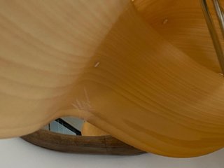 Lámpara de pie de madera natural y base metalica
