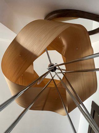 Lámpara de pie de madera natural y base metalica