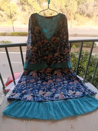 Vestido floral Uttan London S/M diseño cruzado