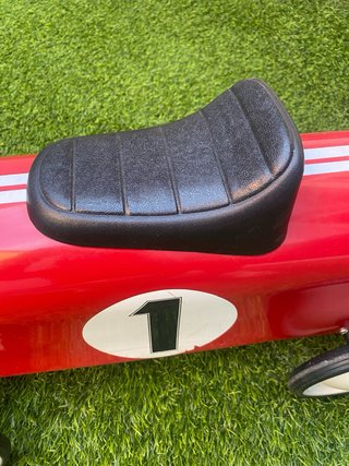 Coche correpasillos rojo con número 1