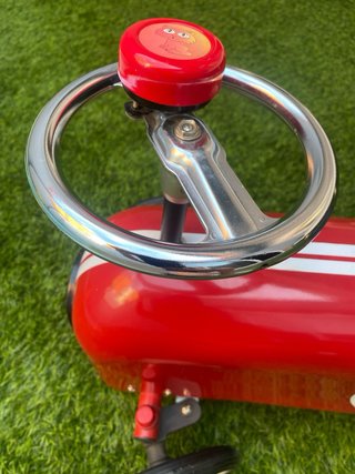 Coche correpasillos rojo con número 1