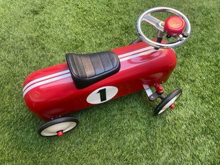Coche correpasillos rojo con número 1