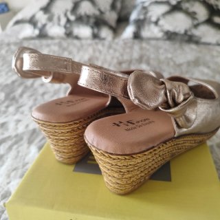Sandalias doradas cuña lazo