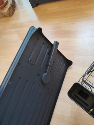 Escurreplatos negro con cubertero
