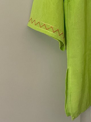 Túnica verde lima bordada con pedrería