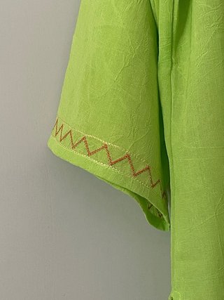 Túnica verde lima bordada con pedrería