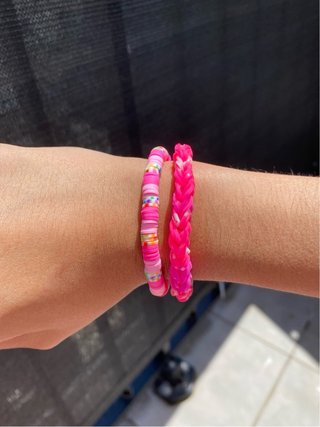 Pulseras rosas y multicolor