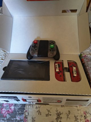 Nintendo Switch + Super Mario Odyssey