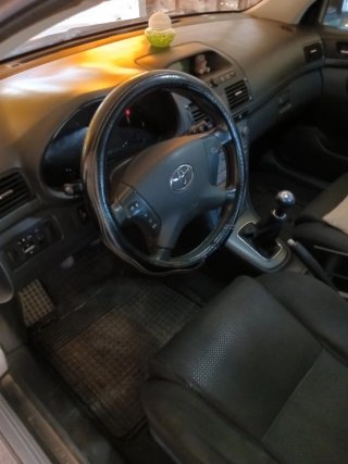 Coche plateado 4 puertas