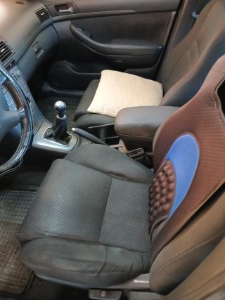 Coche plateado 4 puertas