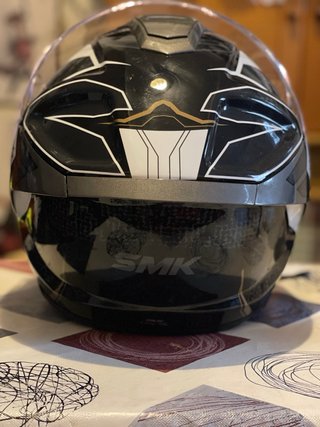 Casco de moto SMK negro y dorado