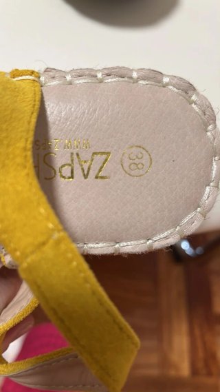 Sandalias cuña amarillas con volantes talla 38