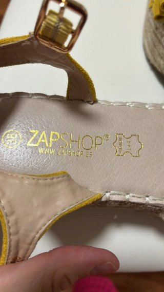Sandalias cuña amarillas con volantes talla 38
